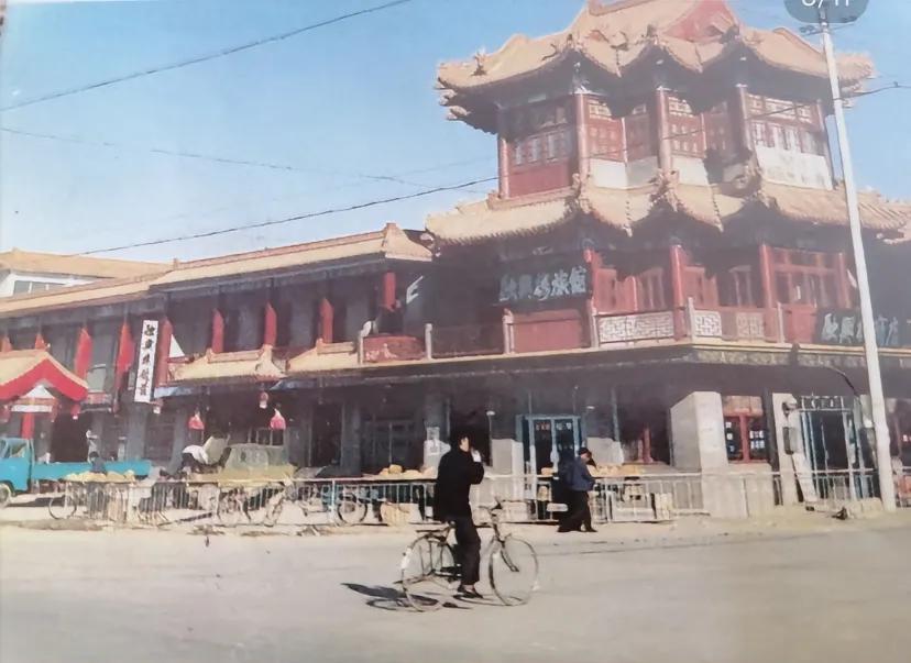 时代印记老照片 河间老街 河间古建筑 烟火河间 岁月如同一位沉默的画师，悄然在城