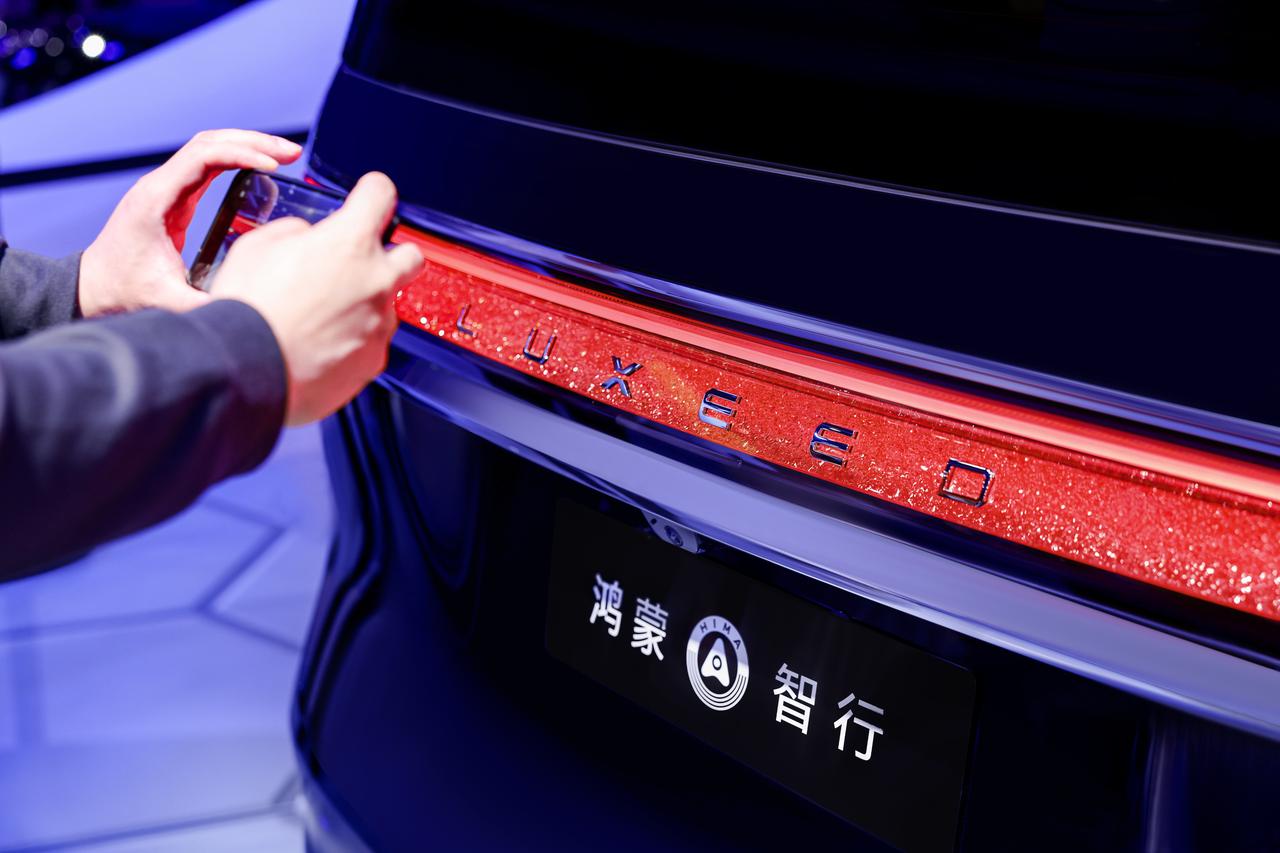 凭啥MPV安全短板难突破？智界V9以硬核配置筑牢出行防线
长久以来，安全都是家用