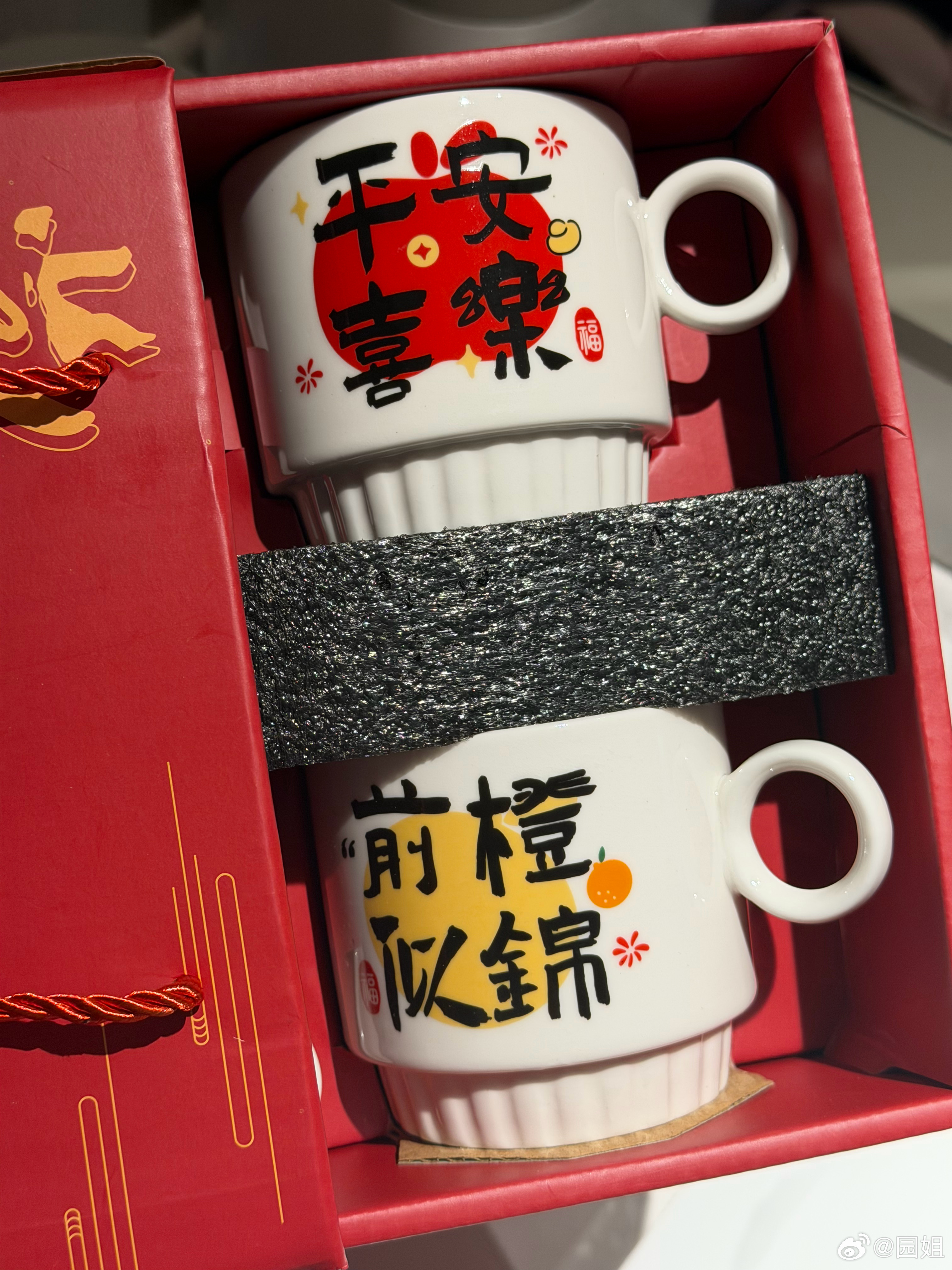 今天定的酒店，服务员给弄错房间了，我们进去房间还没打扫，可能他们觉得不好意思，给