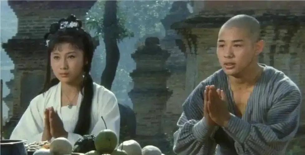 现在终于明白了当年的电影少林寺为啥安排让觉远出家远离白无瑕的结尾了，原来，导演有