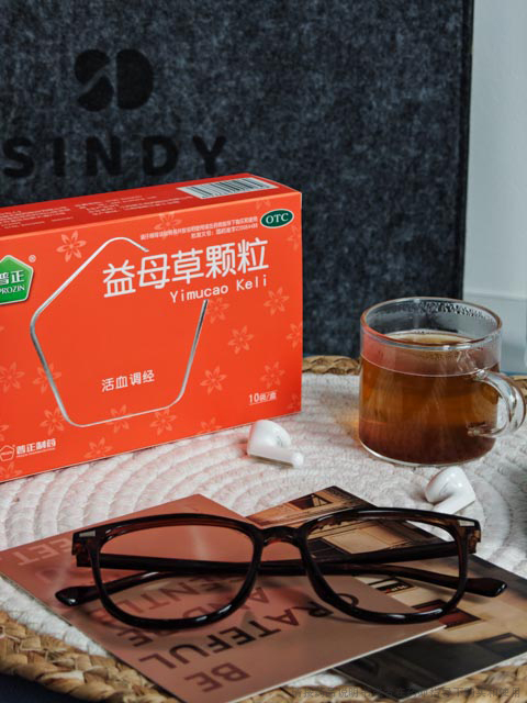 "周末把家里彻底收拾了一遍，换上新的床单，点上喜欢的香薰，窝在沙发里看了一下午书