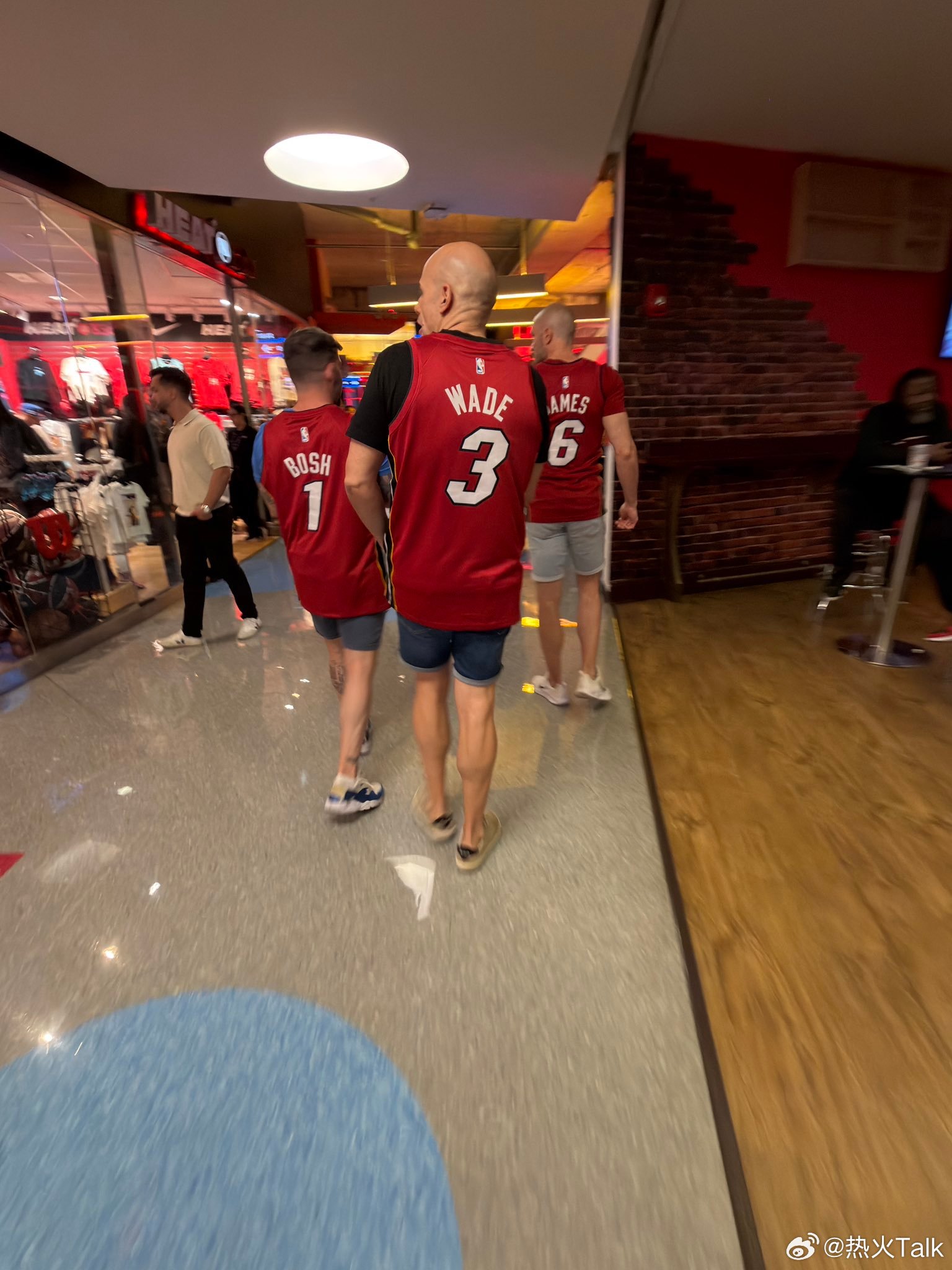 这三位球迷现实里一定是很好的朋友。也一定是热火的忠实粉丝。有些友情其实很简单，一