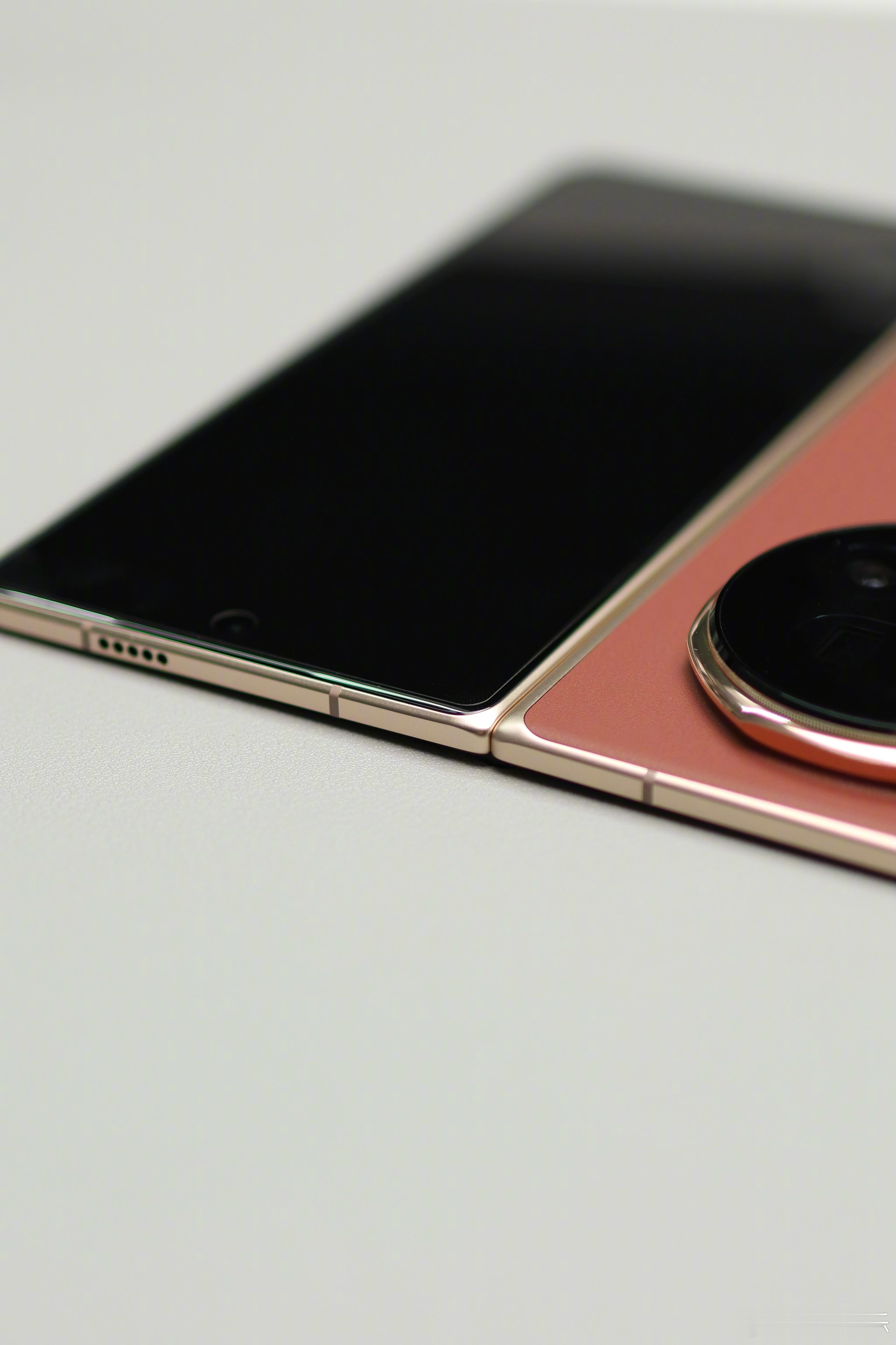 不得不承认，在折叠屏手机的轻薄度方面，荣耀绝对是王者，上代机器拿出来依然惊艳，M