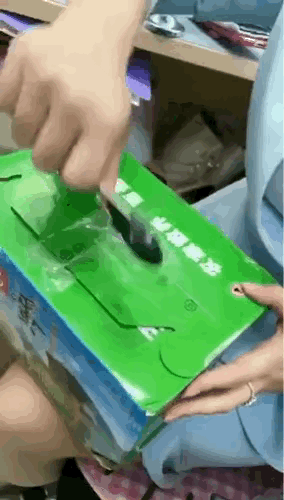 图一：商家再怎么精心包装，妹子还是想尽办法弄破呢？
图二：什么玩意啊？有什么东西