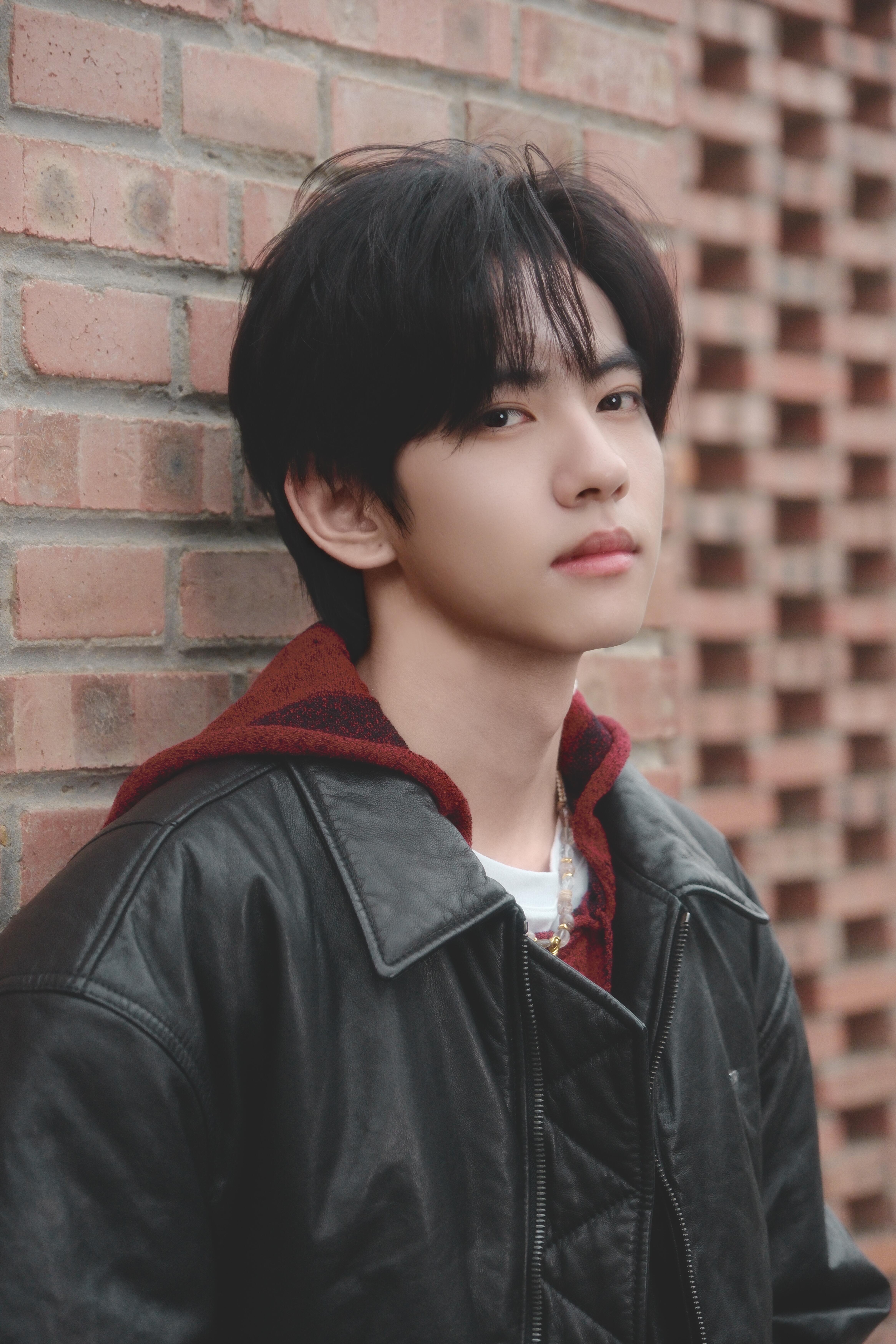 刘轩丞🍠更新黑色皮衣随拍自带故事感的帅哥，这一组街拍镜头感绝了！ 