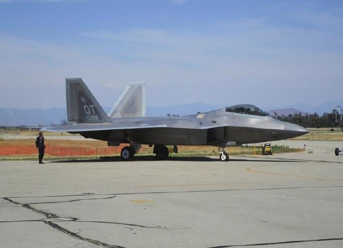 每天认识一件兵器  F-22“猛禽”战斗机F-22“猛禽”（Raptor）战斗机
