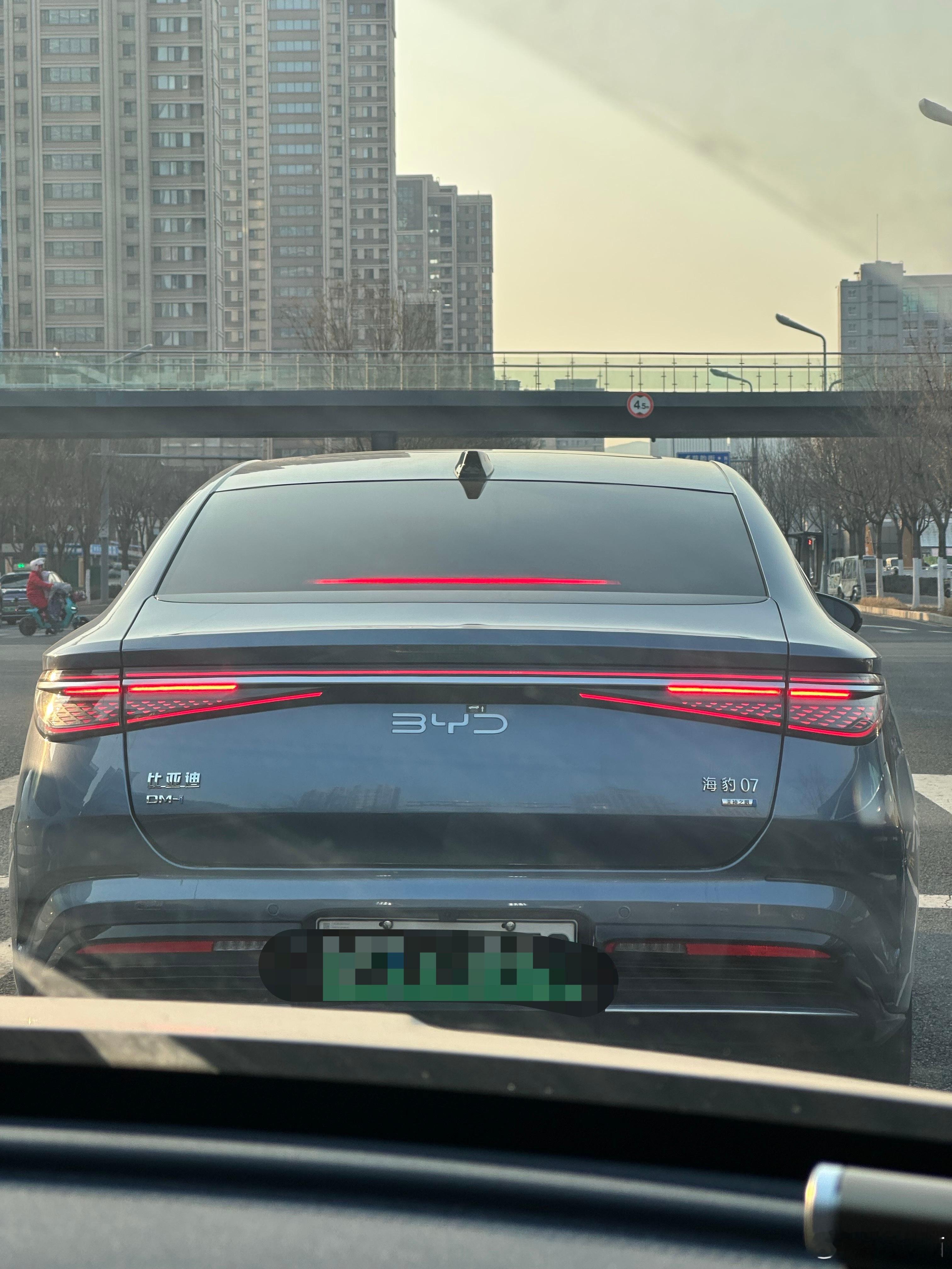 最近在路上看到带“天神之眼”标识的比亚迪汽车多了，查了一下，截至2025年12月