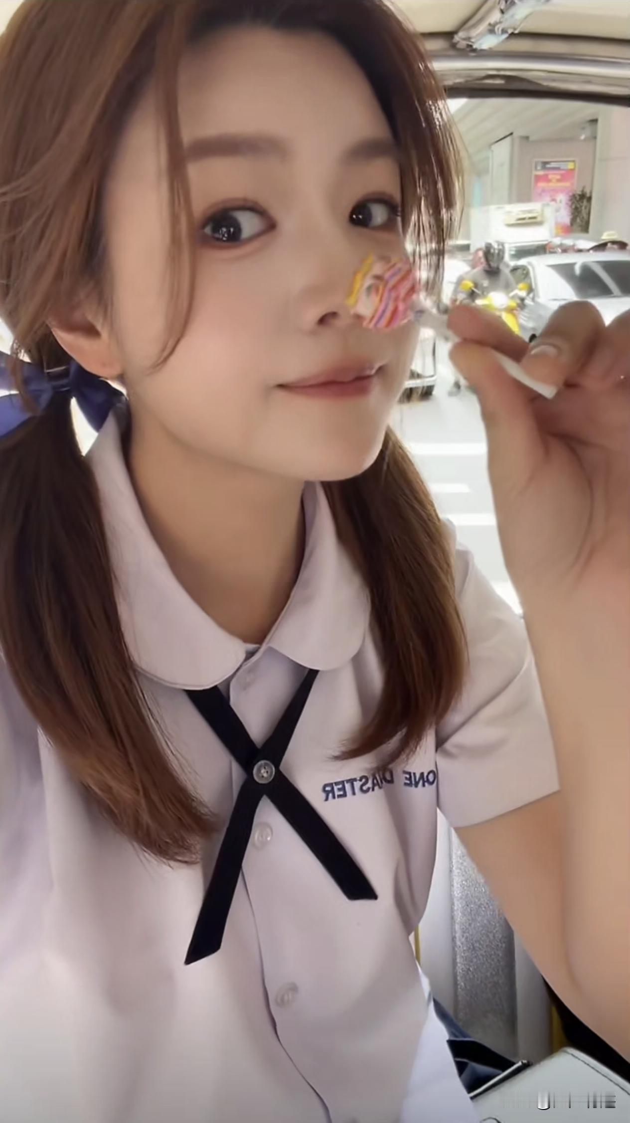 陈妍希手拿棒棒糖戏耍卖萌，瞬间梦回沈佳宜！
恋爱，结婚，生子，婚变，离婚，经历了
