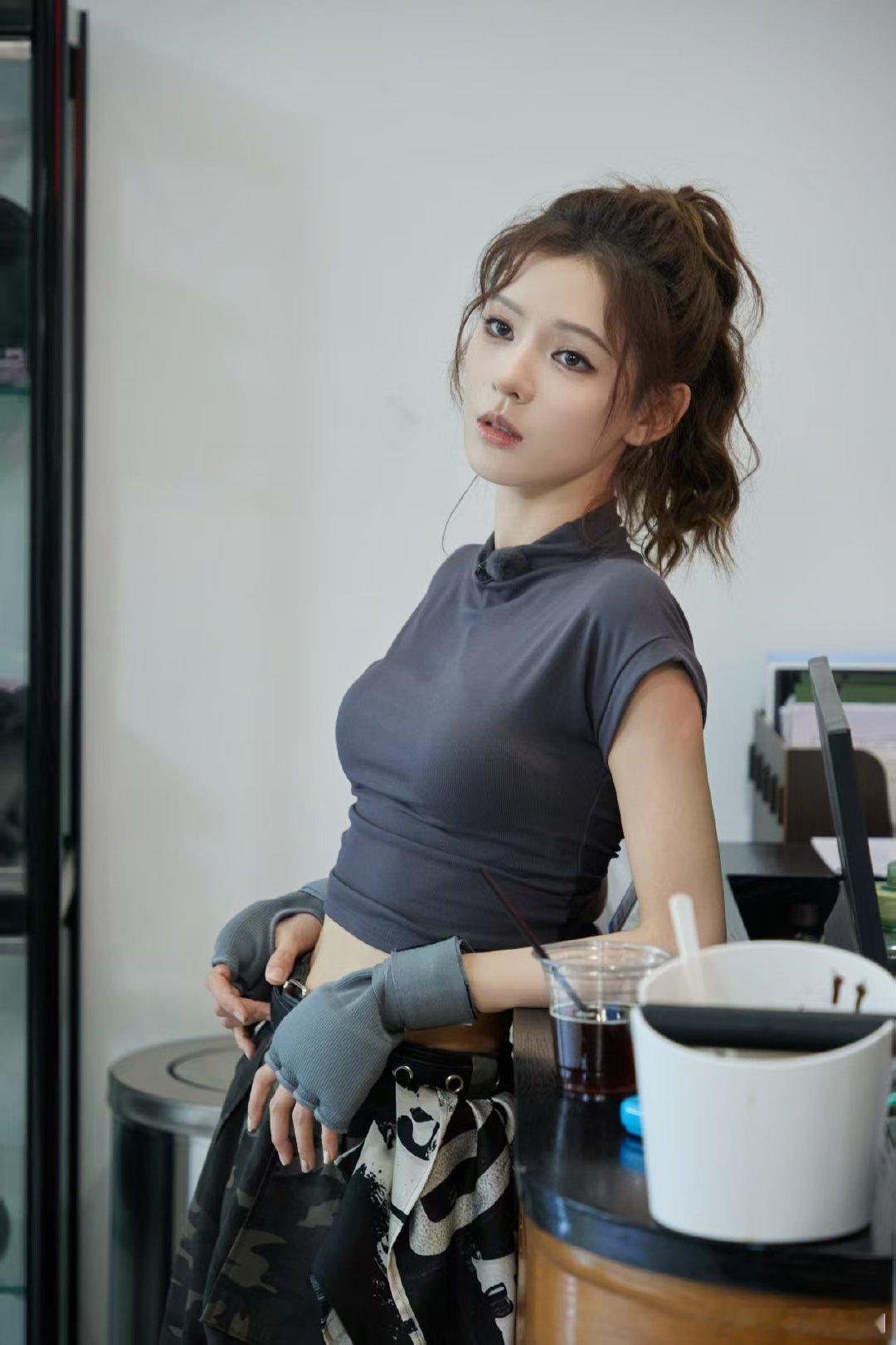 张予曦拳击手造型我家那闺女 姐姐好帅！张予曦拳击手造型尽显力量，力量与力量的碰撞
