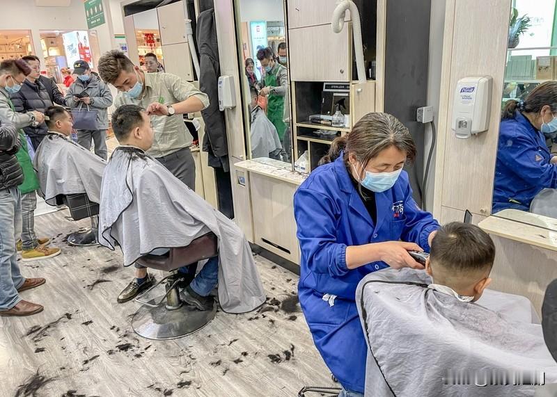 咱们来聊聊男士理发的价格。在玉林城区，专门为男士服务的理发店逐渐兴起，其收费在5