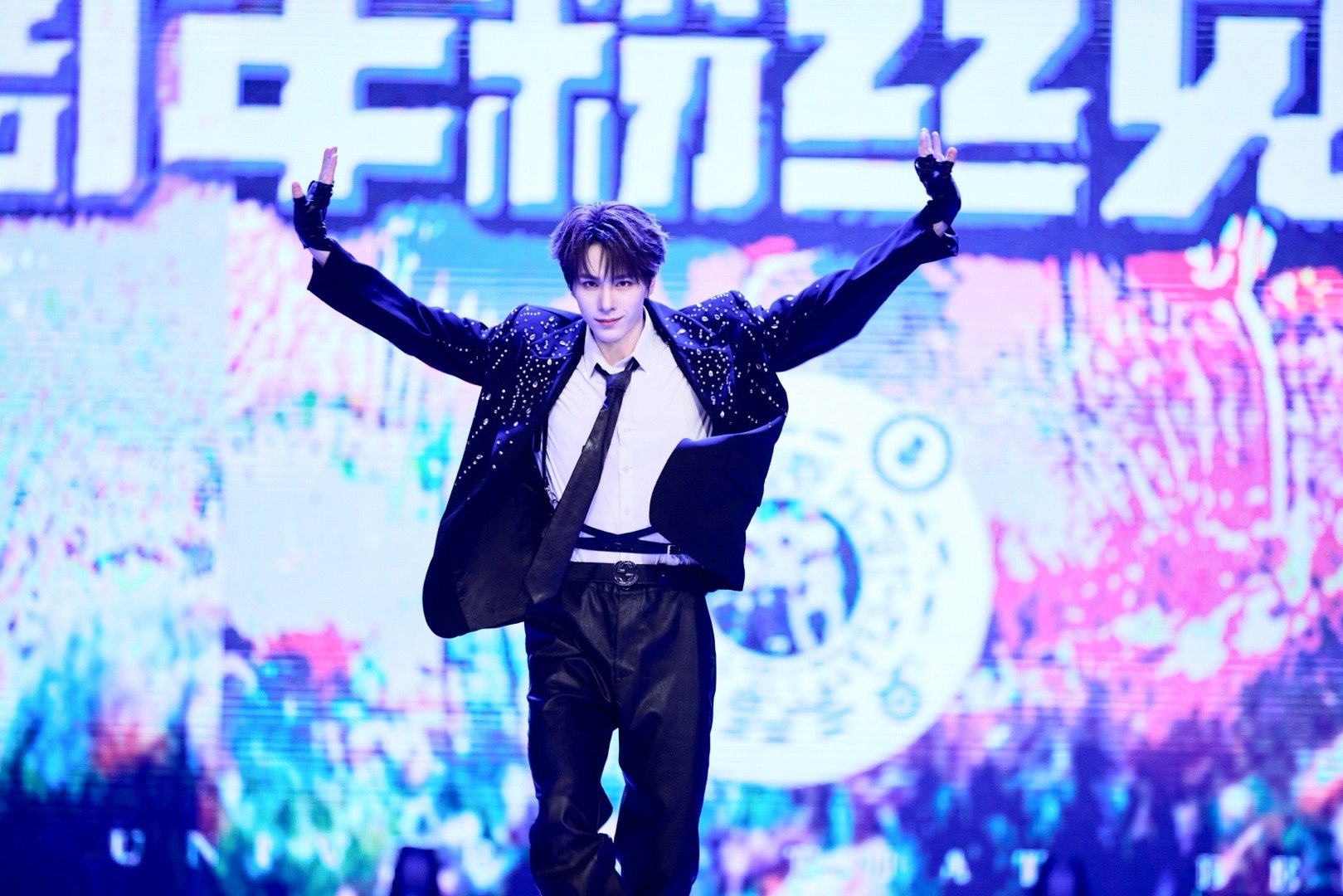 感谢大数据懂我！！连续三天给我推了宇宙男团的团播切片后，我怀着批判的眼光点进去，