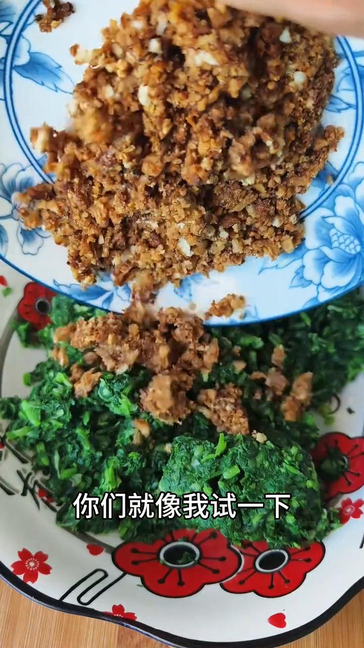 地瓜粉大蒸饺。
就这个大蒸饺，用地瓜粉和普通面粉，再加上小萝卜菜做馅料，蒸的大蒸