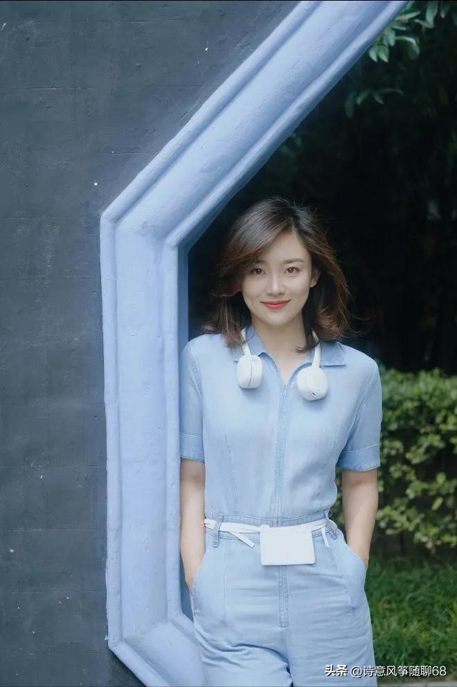她好美啊，是低调、沉稳、有气质的美女主持人，不知道啥原因这么好看，比龙洋漂亮耐看