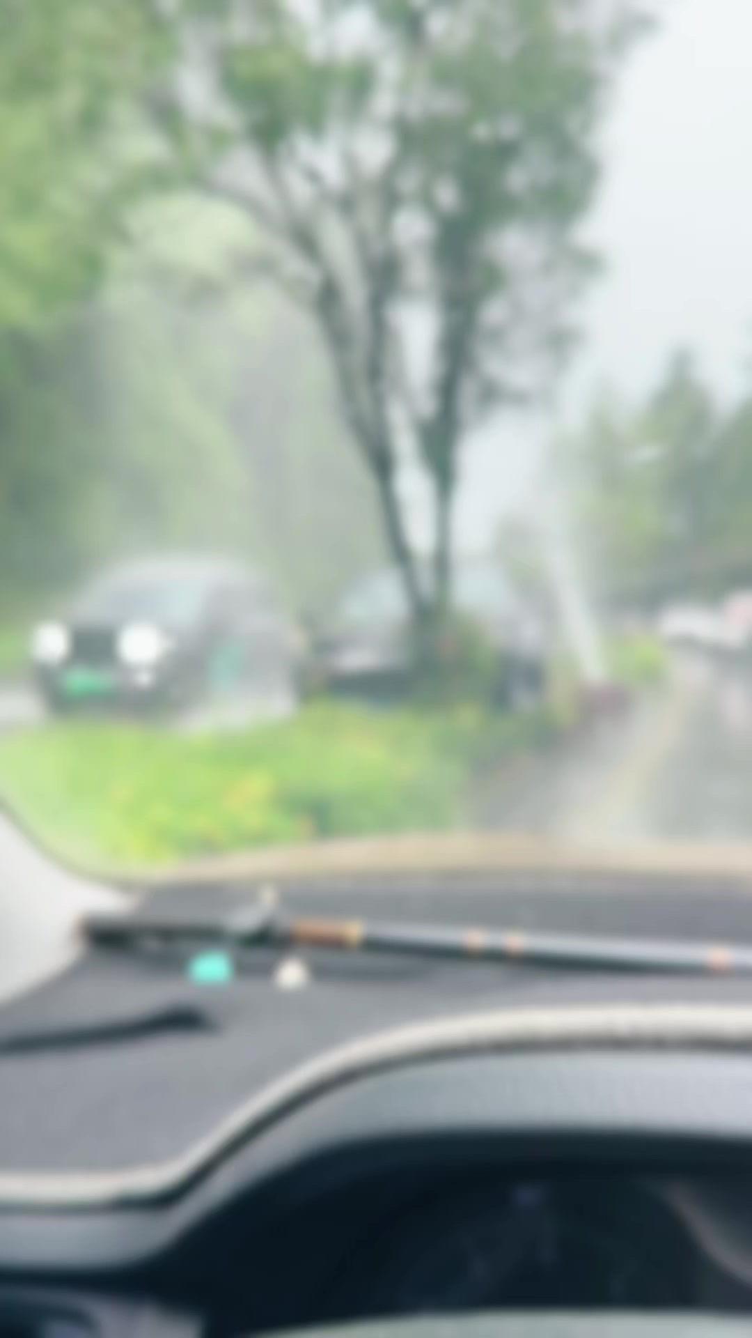标题：雨天路滑，注意安全！刚在和顺坡头经历了起飞失败，雨天路滑确实太危险了。开车