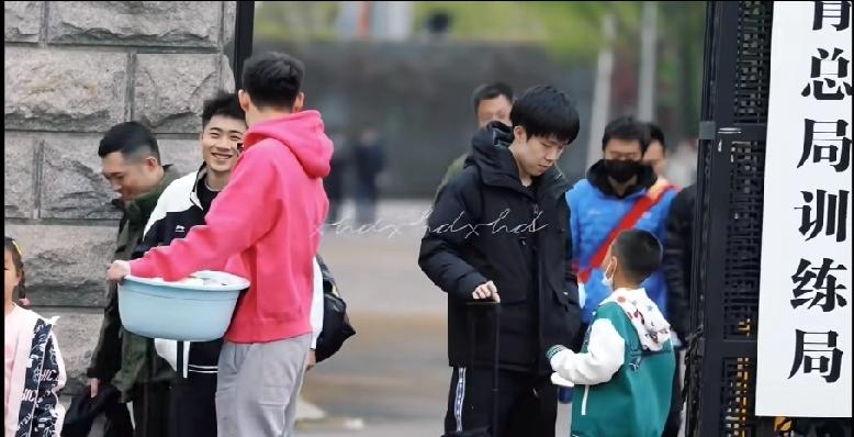 王楚钦暖心瞬间！体育总局门口为小球迷签名超接地气
 
在体育总局门口偶遇王楚钦的