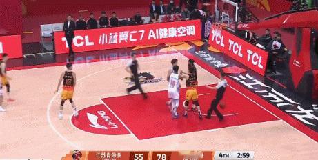 新疆罚球刚结束，艾孜买提和亨特就贴脸互怼，小动作+垃圾话齐上，裁判赶紧拉开压火！