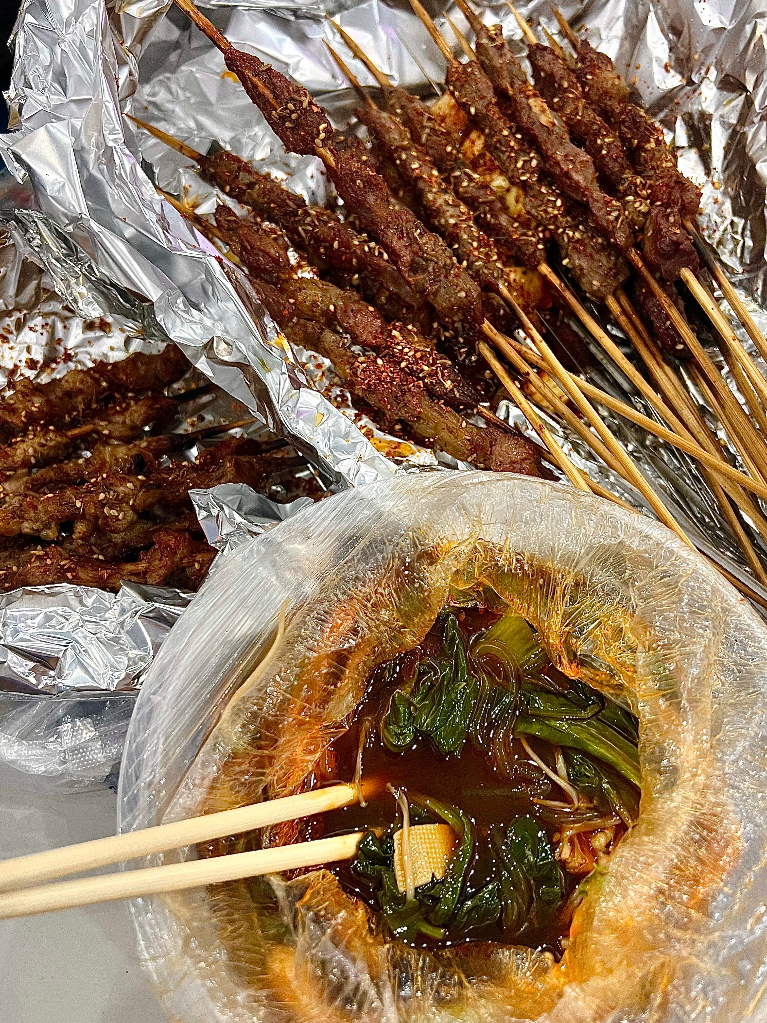 我知道这个点大家肯定又又又饿了‼️那么好，大家请看我吃！不敢想象深夜在家吃着小烧