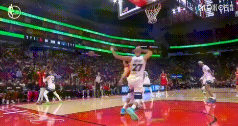 玩街球呢？申京隐蔽妙传后假投戏耍戈贝尔！
申京接球假装背打，实则暗度陈仓背后妙传