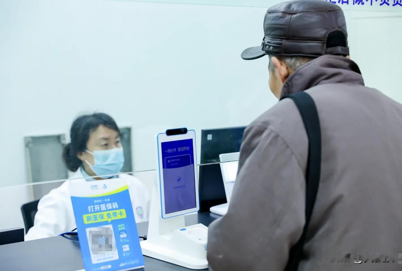 早晨，京城老徐在小区楼下看到几位大爷围在棋盘边激战正酣，于是也凑过去看热闹。大家