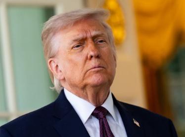 现在国际上出现了一个怪相，以前把中国当成敌人的美国民众，现在开始喜欢起中国人来了