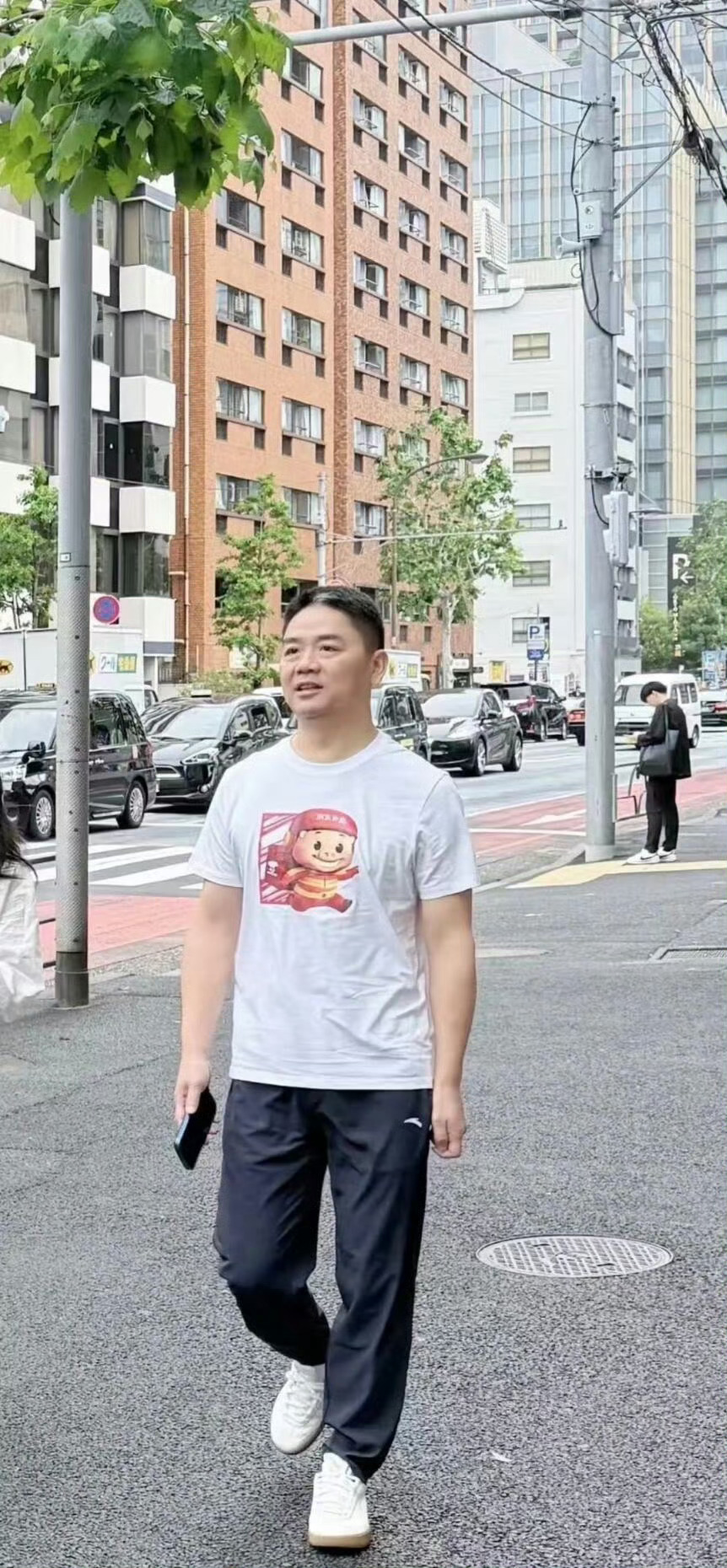 日本偶遇刘强东穿猪猪侠逛街 穿上这猪猪侠的衣服和商业大佬的样子形成了巨大的反差，