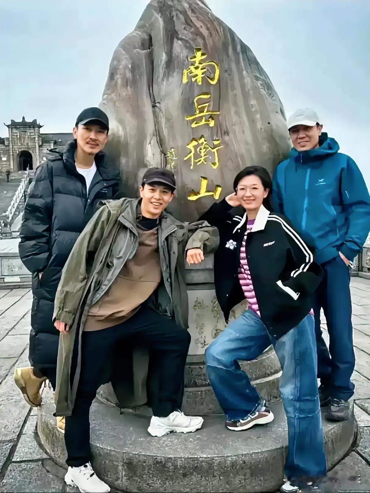地点：湖南衡阳
名胜古迹：南岳衡山
人物：四位都是演员，可只认出了戴眼镜的女演员