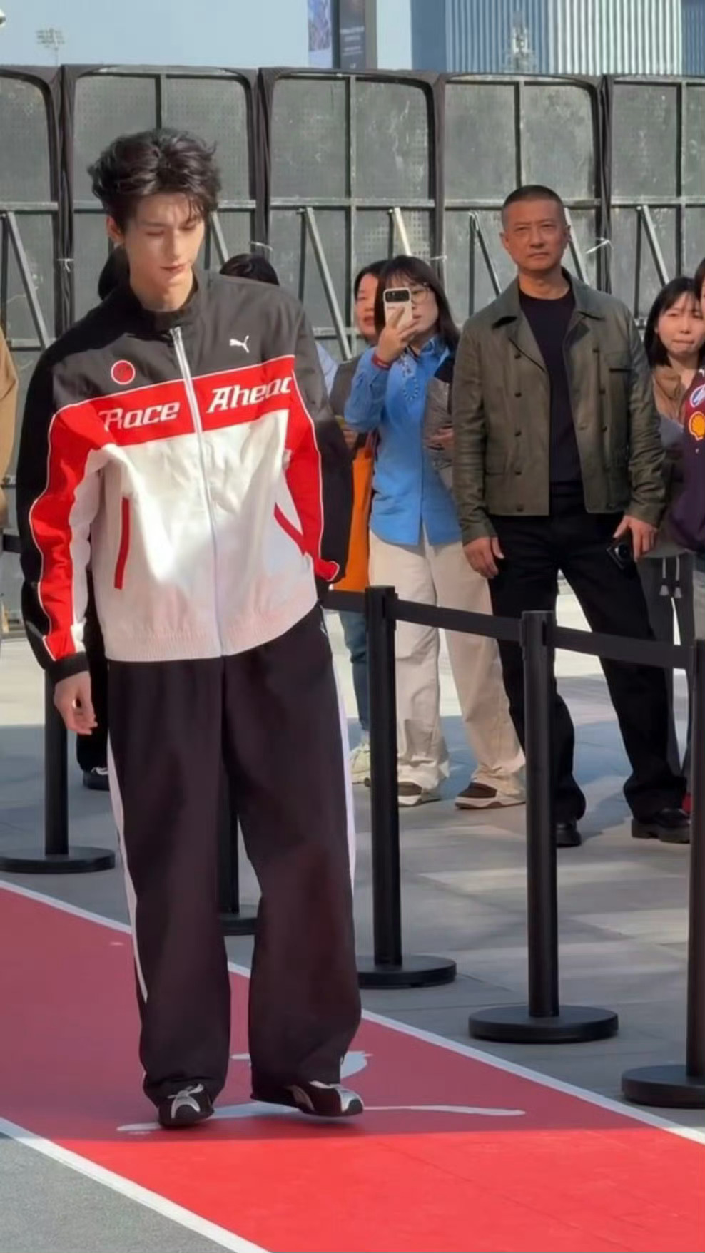 张凌赫参加puma线下活动，赛车服造型，此男帅成啥样了都，线下状态也太好了！