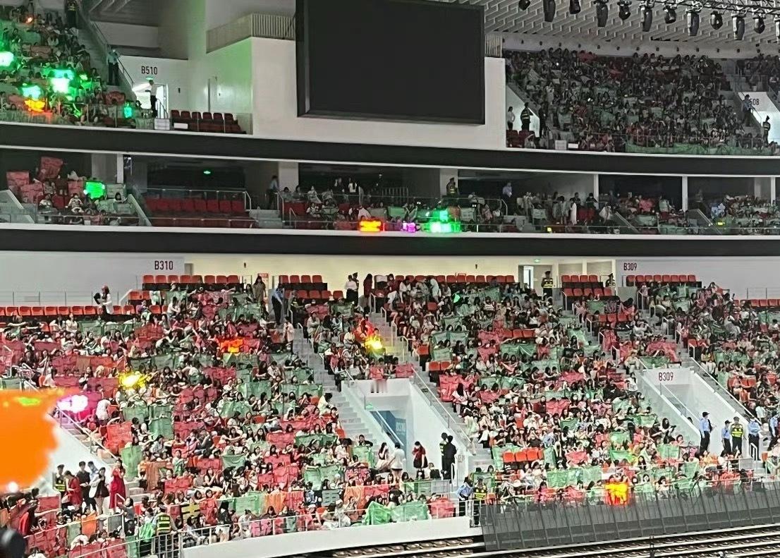 灯牌登陆少年演唱会灯牌目测黄色最多，其次是绿色。 ​​​