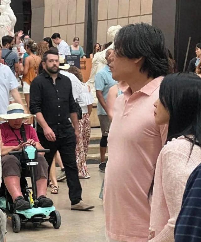 近日，秦昊伊能静夫妇在法国巴黎逛博物馆被偶遇，秦昊疑似增肥为新剧做准备。此前，秦