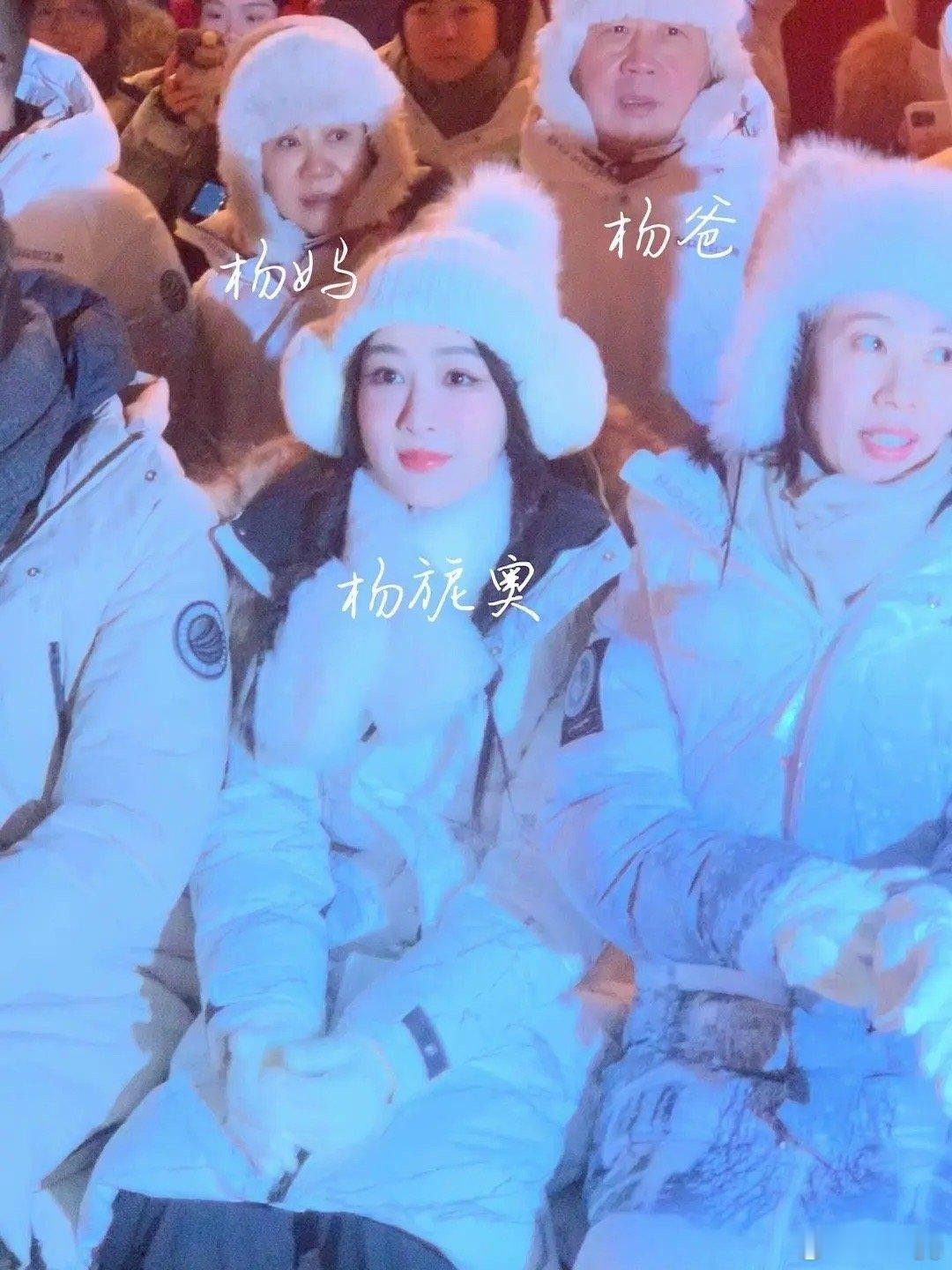 恩爱的爸妈，乖巧的女儿，幸福的一家三口 