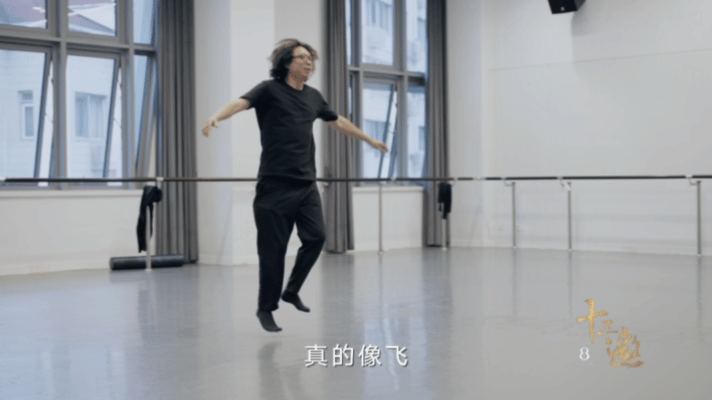 #许知远芭蕾舞首秀# 看着许老师在台上翩翩起舞，我仿佛看到了文化的力量，在不经意