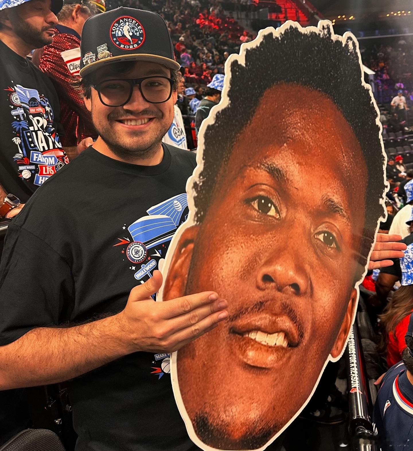 可爱捏！！！卡姐现在也是快船应援团的一员