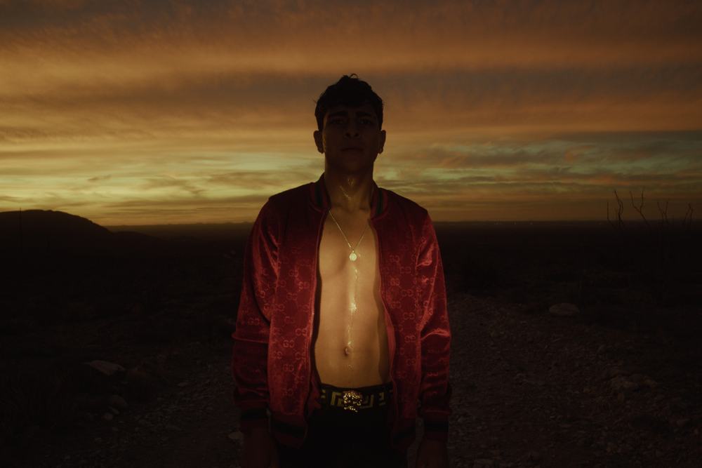 《在路上》这部电影的海报就很高级。GUCCI的外套， Versace的美杜莎腰带