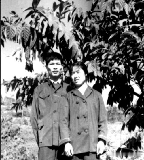 1971年，北京知青邵东平娶了地主家女儿。在新婚之夜，妻子问他：“东平哥，我家出