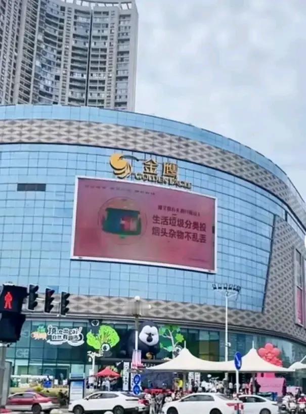 8月21日，马鞍山金鹰国际一男子坠楼身亡。网友的视频中，是一男子突然从高处摔了下