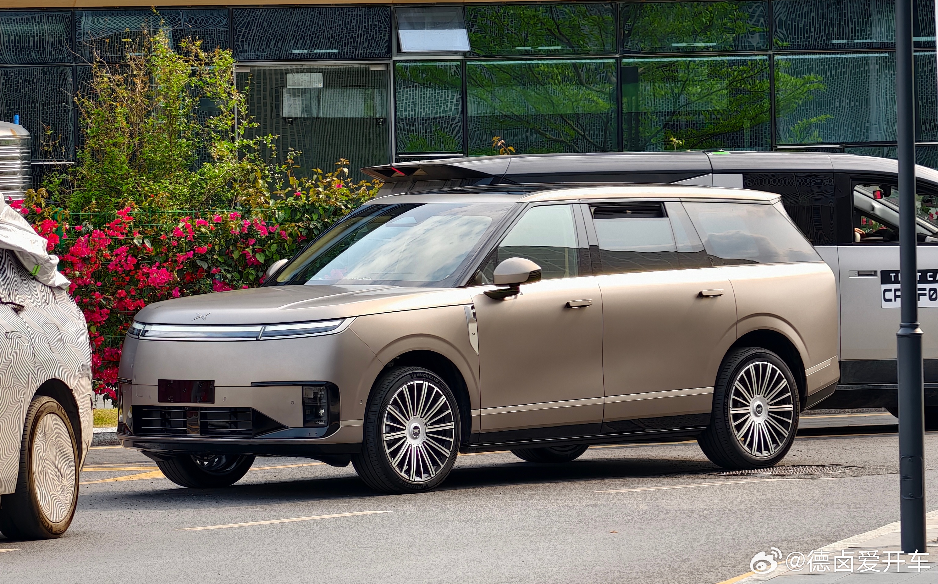 金色是一个比较难把控的车漆，把握不好色调确实很容易做土；小鹏GX 这个金色调的挺