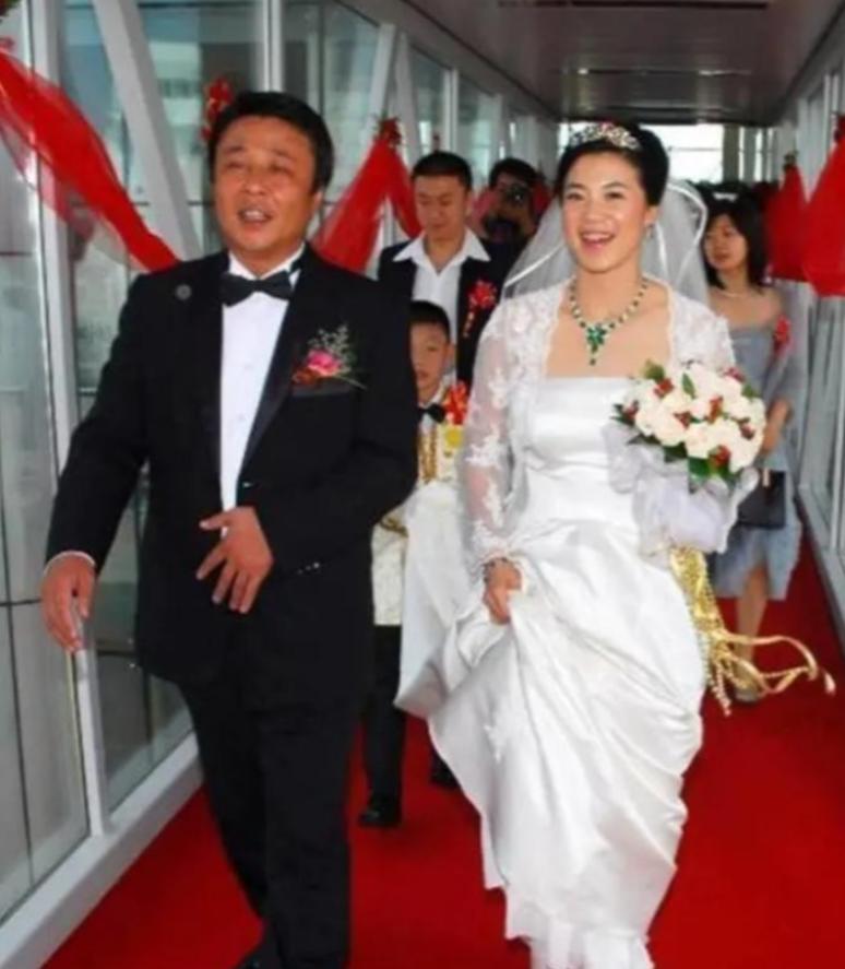 2001年，郭斌和王楠相恋，王楠的父母知道后，就对郭斌说："你不仅年纪大，而且还