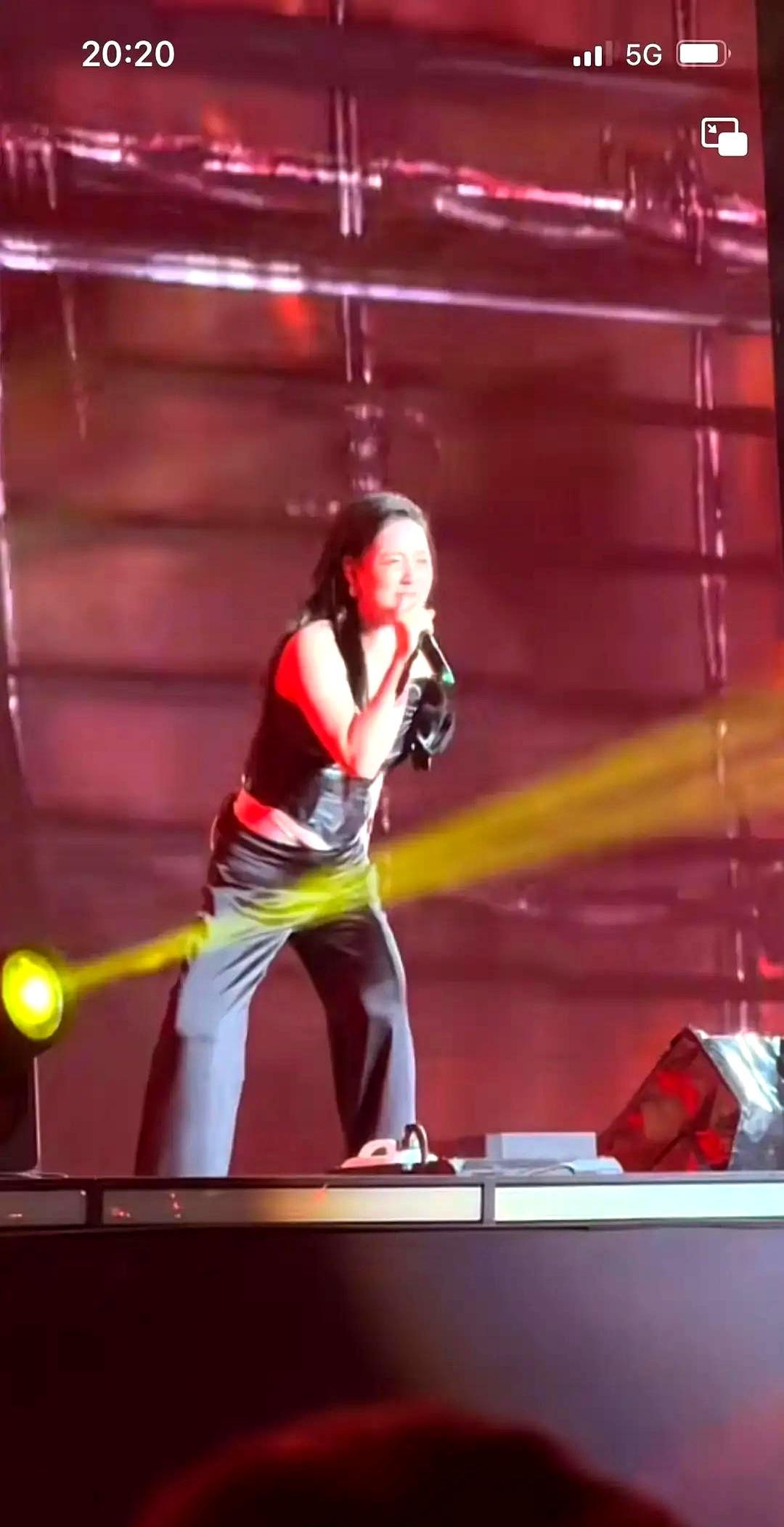 镜头扫过，唐艺的紧身裙勒出一圈小肚子，弹幕瞬间炸裂。
 
前一秒还是滤镜里A4腰