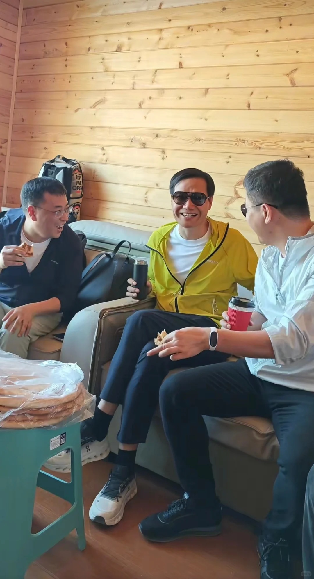 雷总的保温杯里不知道有没有枸杞 