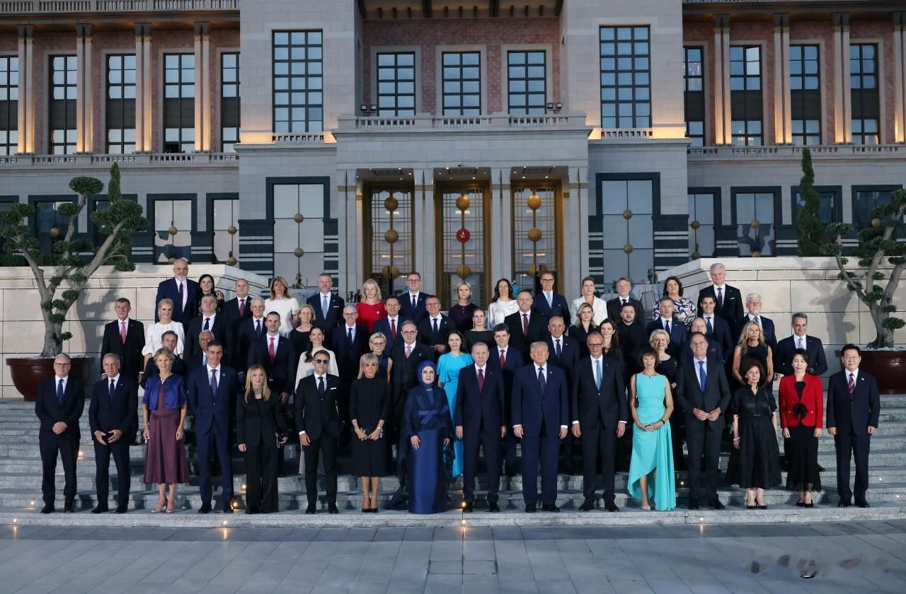 7月7日，泽连斯基参加北约安卡拉峰会。这是所有参会各国领导人的大合影。泽连斯基夫