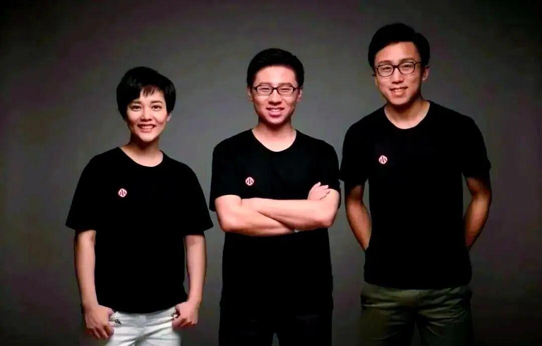 遇见小面遇见了渝见小面，于是它们打起来了，本来不认识遇见小面也不认识渝见小面的，