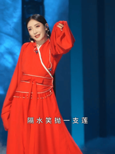 陶昕然复刻安陵容冰嬉舞名场面全都想起来了，陶昕然这一身红衣真的好美，真的能歌善舞
