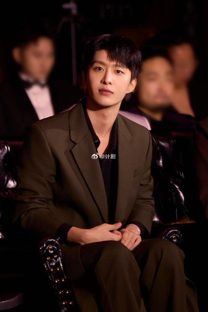 嘉宾还没宣我先笑上了 一想到这波熟人又要聚首，期待值直接爆表，范丞丞遇难题甩锅沈