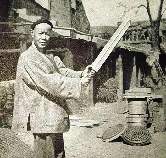 邓海山是清末最后一名刽子手，据说他一生砍了300颗人头。民间流传，他杀生太多，晚