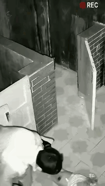 这是玩的什么游戏啊？自己也太不小心了。