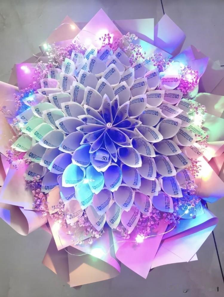 奉劝各位男士，以后真别给女生送这种“钱花”了！

去年七夕，有位追求者送了我一束