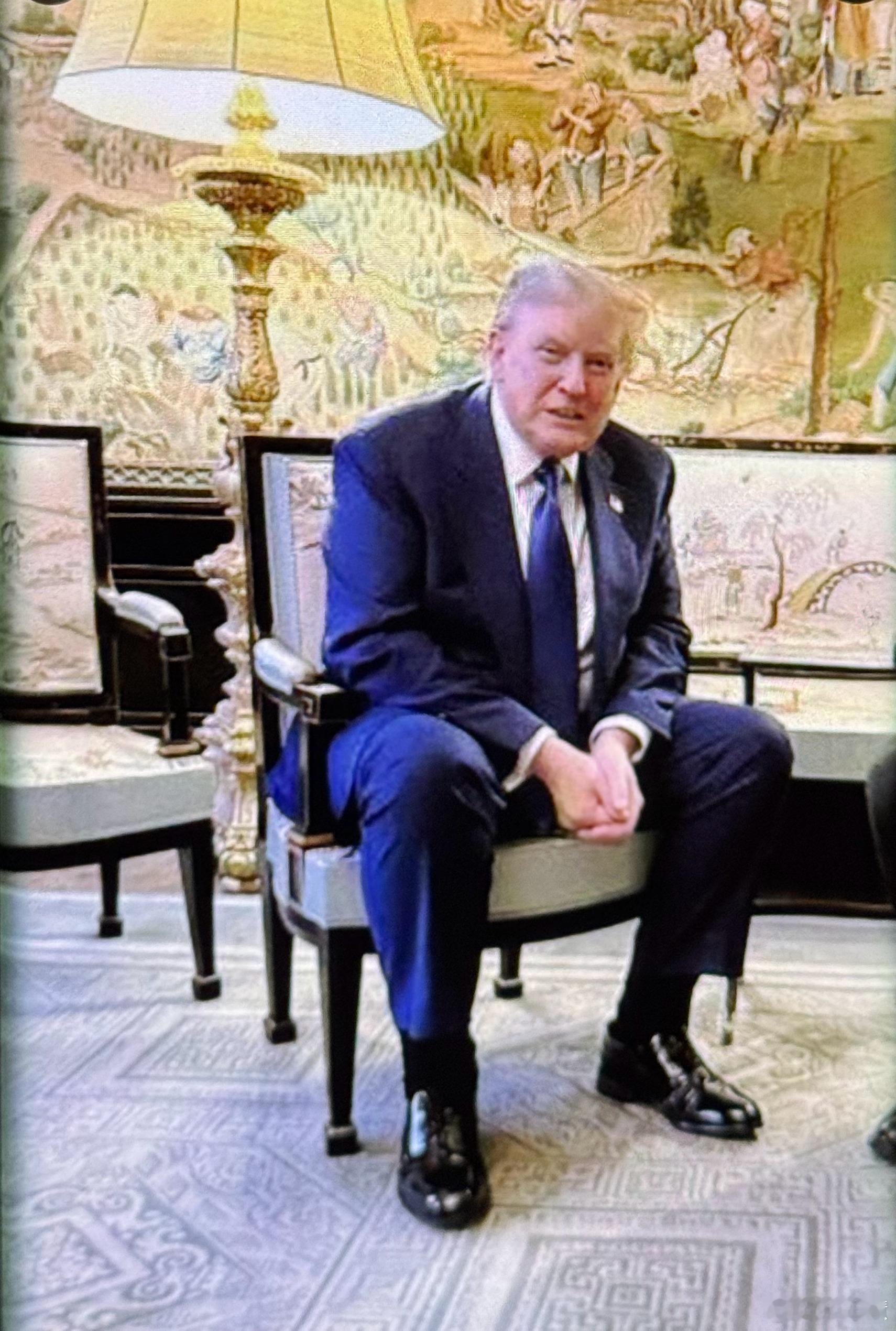 用一个词来形容这个人，你会使用什么？在评论区留言！ 