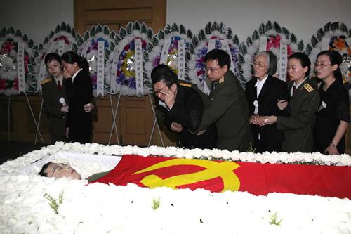 杜照宇告别仪式，一张罕见的留影，这张照片拍摄于2006年8月4日，地点在北京八宝