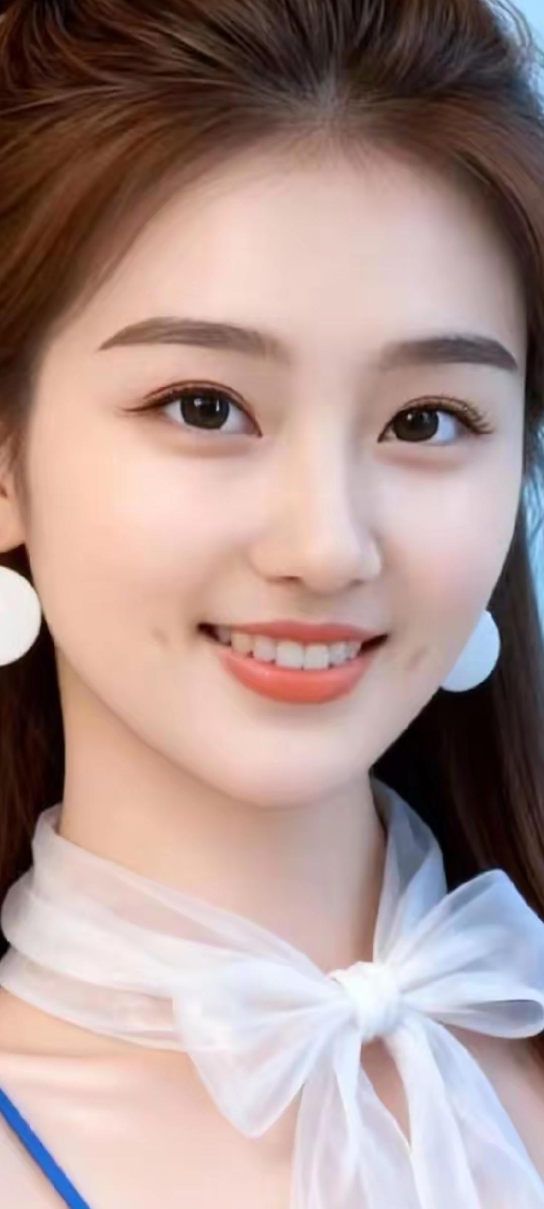 甜美微笑，温柔可人，白色蝴蝶结点缀，尽显优雅气质。