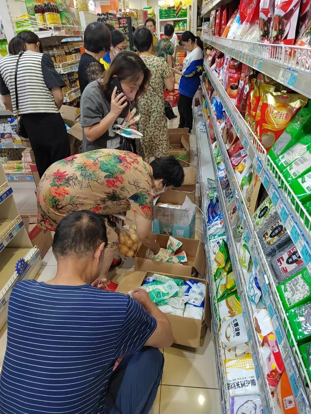 盘点中国人抢过得物品合集！
1、抢口罩
2、抢醋
3、抢抗原
4、抢板蓝根
5、